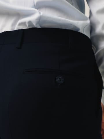 regular Pantaloni con piega frontale di Scalpers in grigio