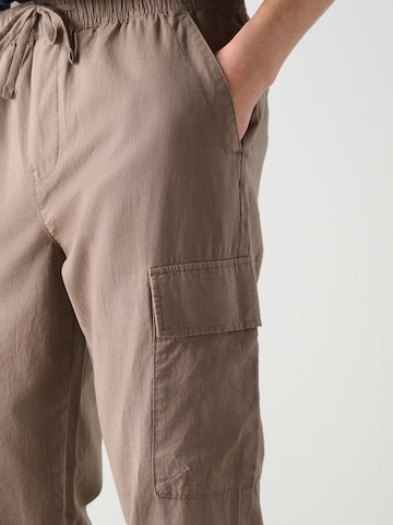 Effilé Pantalon cargo Next en marron