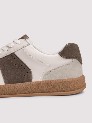 Pantofi de la Ombre pe alb