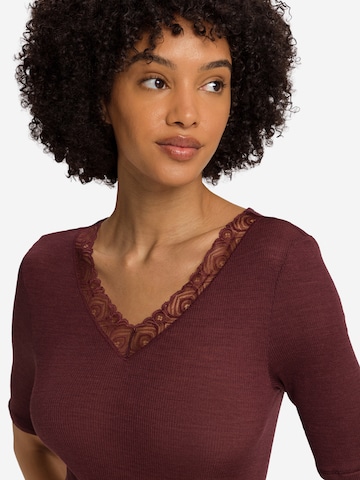 Hanro Onderhemd ' Woolen Lace ' in Bruin