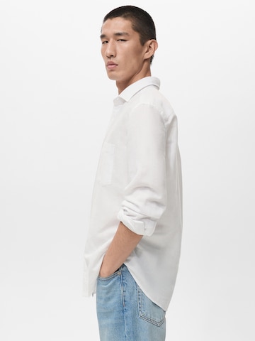 Coupe regular Chemise 'AVISPAF' MANGO MAN en blanc