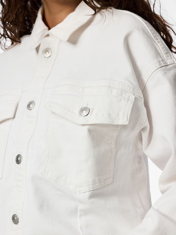 Veste mi-saison 'PCElma' PIECES en blanc