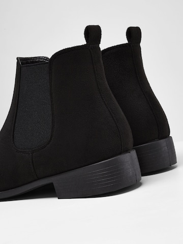 bonprix - Botas Chelsea en negro