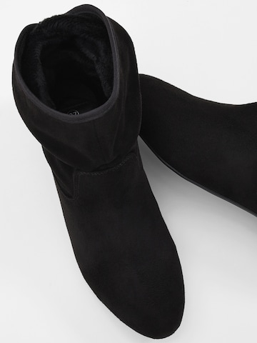 Botine de la bonprix pe negru