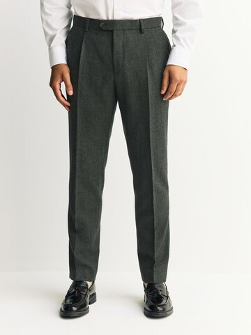 Next Tapered Παντελόνι πλισέ σε γκρι: μπροστά