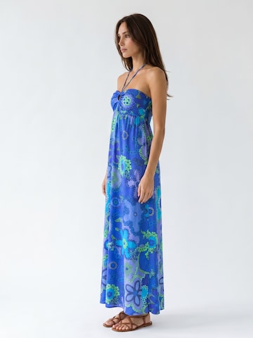 Introvertie VIENNA - Vestido de verano 'Forgot About You Halter Maxi Dress' en azul