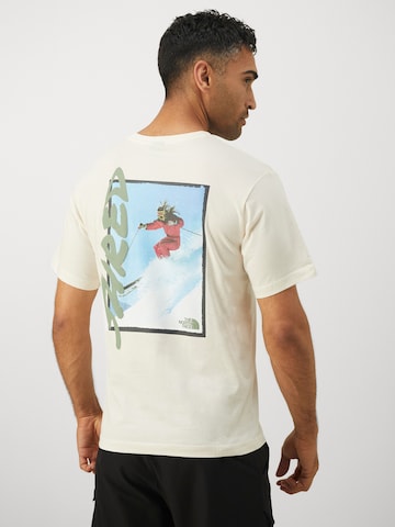 Tricou 'NSE SLOPES' de la THE NORTH FACE pe alb: față
