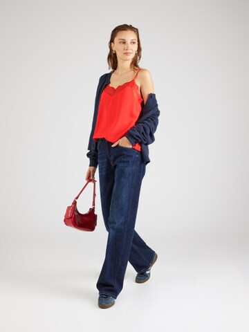 Top 'PCTIFFANY' de la PIECES pe roșu