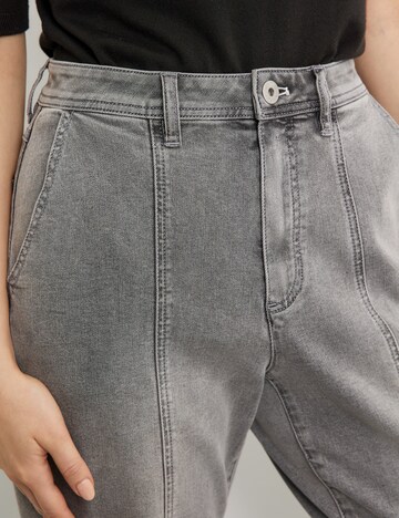 TAIFUN Lużny krój Jeansy w kolorze szary