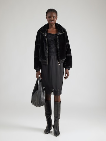 GUESS Преходно яке в черно