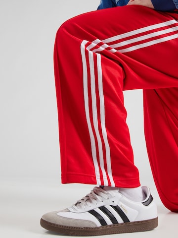 ADIDAS ORIGINALS Luźne Spodnie 'Adicolor Firebird' w kolorze czerwony