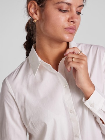 Rochie tip bluză 'Jayla' de la PIECES pe alb
