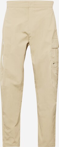 Tapered Pantaloni cargo di Nike Sportswear in marrone: frontale