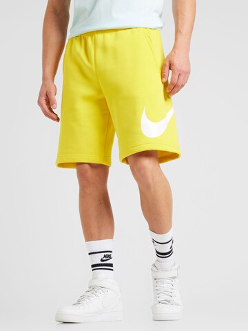 Regular Pantalon 'Club' Nike Sportswear en jaune : devant