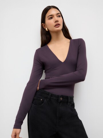 T-shirt Next en violet : devant