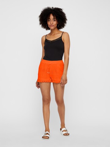 VERO MODA Regular Shorts in Orange