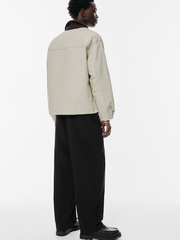 Regular Pantalon à plis Pull&Bear en noir