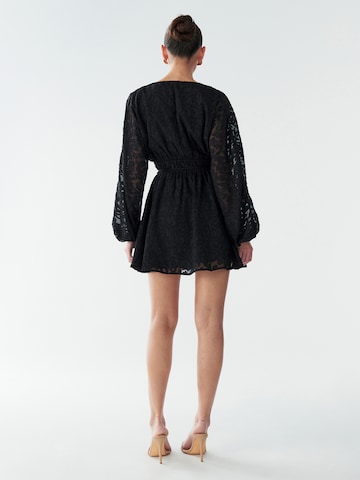 Rochie 'Gracie' de la BWLDR pe negru: spate