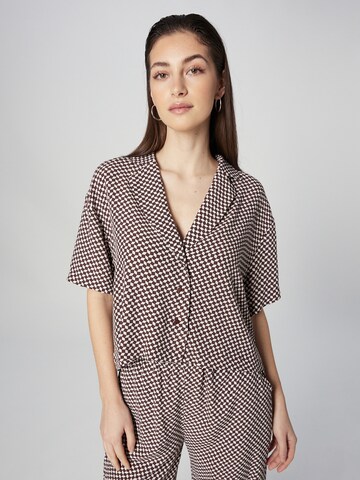 Camicia da donna 'Rosa' di A LOT LESS in marrone: frontale