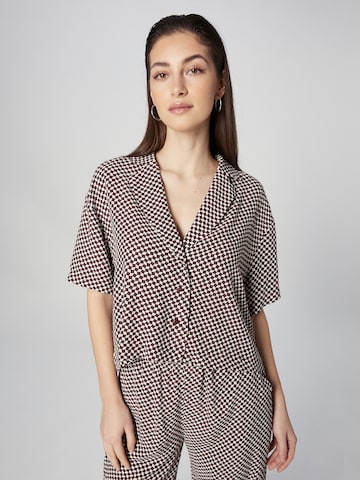 A LOT LESS - Blusa 'Rosa' en marrón: frente