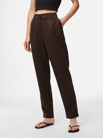 Regular Pantalon à pince 'PCKamil' PIECES en marron : devant
