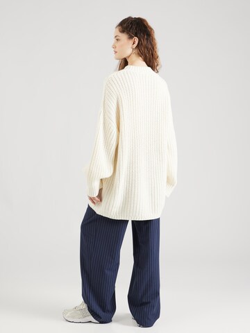 Pull-over oversize 'JANNI' PIECES en blanc