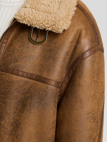 Bershka Zimska jakna | rjava barva
