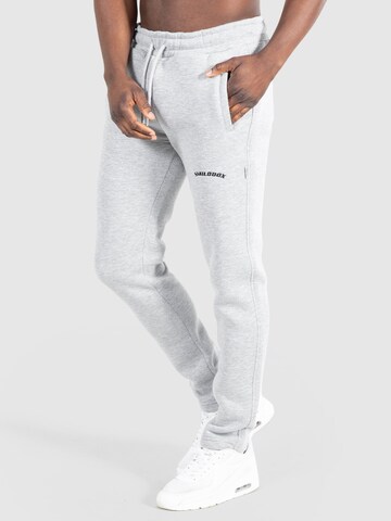 Coupe slim Pantalon 'Merrick' Smilodox en gris