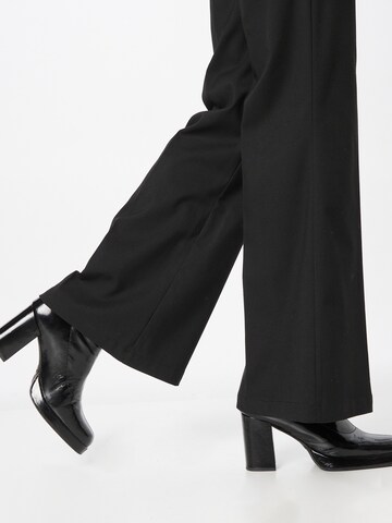 UNITED COLORS OF BENETTON - Acampanado Pantalón de pinzas en negro