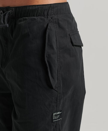 Effilé Pantalon cargo 'Parachute' Superdry en noir