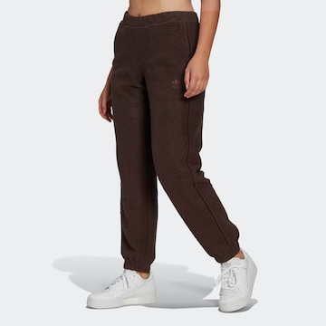 ADIDAS ORIGINALS - Tapered Calças 'Loungewear Sweat' em castanho: frente