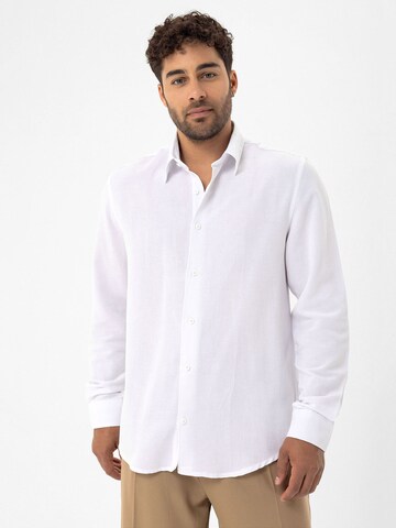 Comfort fit Camicia di Dandalo in bianco: frontale