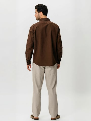 Coupe regular Chemise ' Linen Blend ' TEESHOPPEN en marron