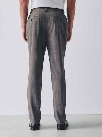 Slimfit Pantaloni con piega frontale 'Motionflex' di Next in marrone