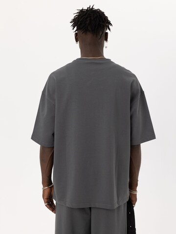 Tricou 'Gaura' de la VAMOS CLO pe gri