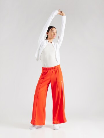 Body sportiv de la NIKE pe alb