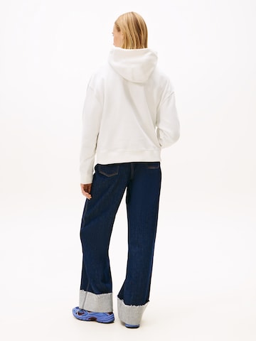 Bluză de molton de la Tommy Jeans pe alb