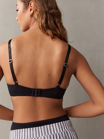 self. T-Shirt BH in Schwarz