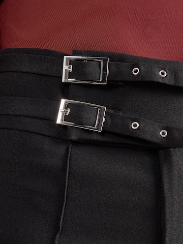 Tally WeijlFlared/zvonoliki kroj Hlače - crna boja