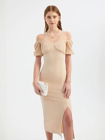 Abito di Hiccup in beige