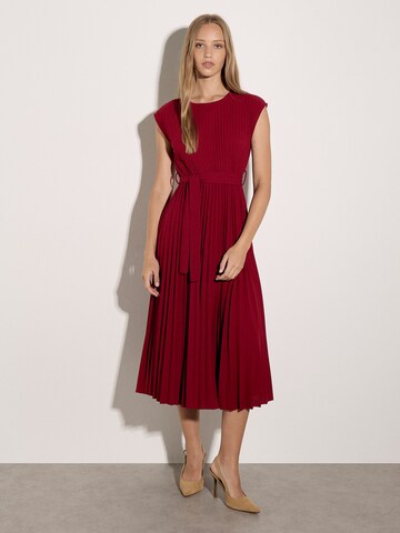 Apricot Plisse Belted Crepe Midi Dress ' Wadenlanges Plisseekleid ' in Rot: Vorderseite