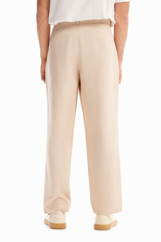 regular Pantaloni con pieghe di Desigual in beige