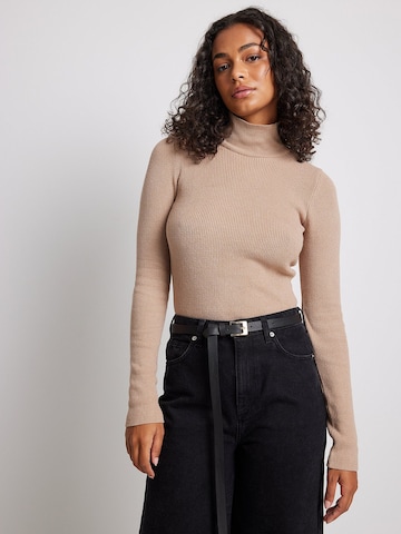 Pull-over NA-KD en beige : devant