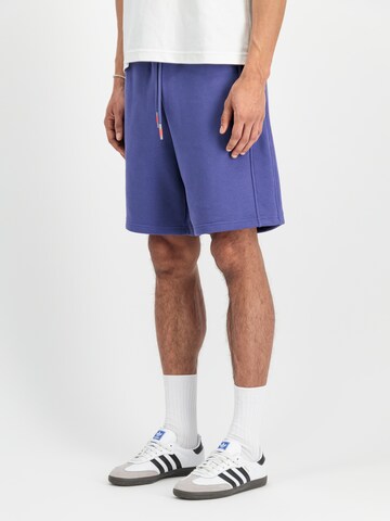 ALPHA INDUSTRIES Loosefit Παντελόνι φόρμας σε μπλε: μπροστά
