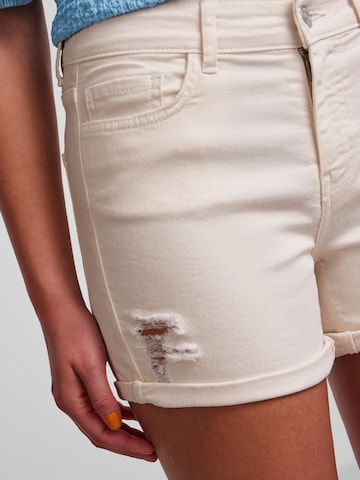 PIECES Regular Shorts 'KIGGY' in Weiß