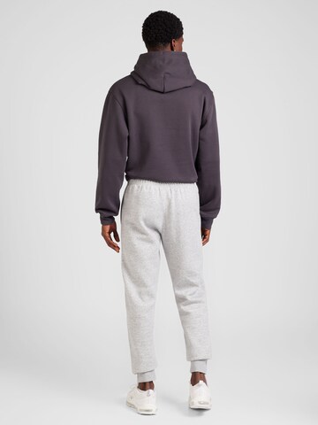 Champion Authentic Athletic Apparel Tapered Byxa i grå