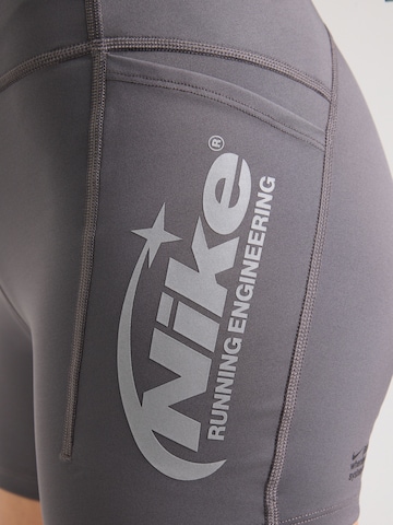 Skinny Pantalon de sport NIKE en gris