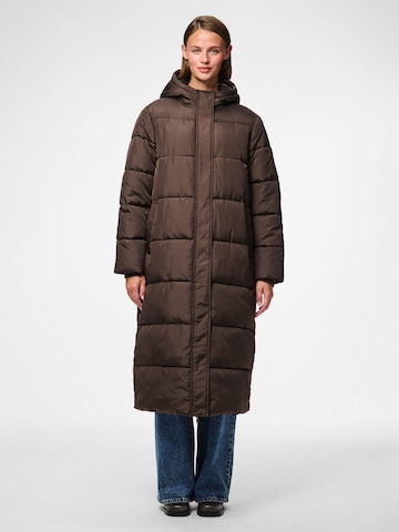 Cappotto invernale 'PCMADDIE' di PIECES in marrone