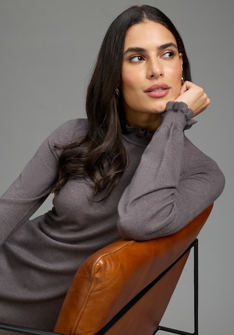 LAURA SCOTT Knitted dress in Grey