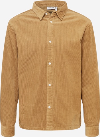 Coupe regular Chemise WEEKDAY en beige : devant